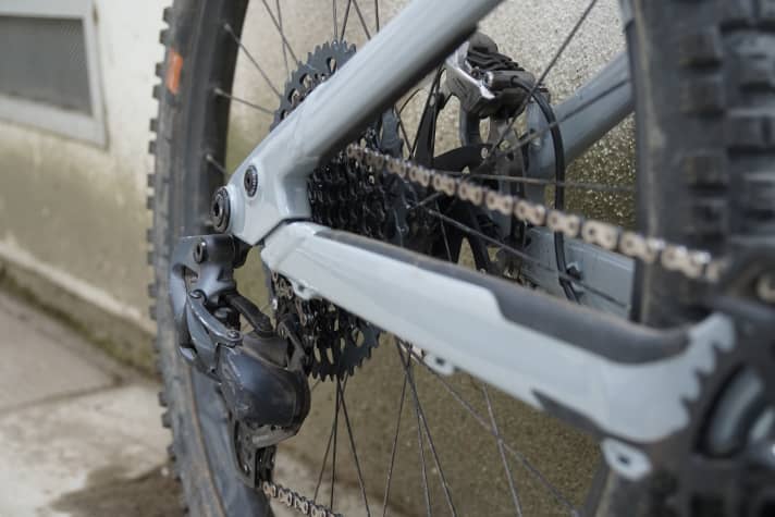 The GX AXS rear derailleur has an overload clutch. In the event of an impact, the parallelogram can move inwards and then automatically returns to its original position.