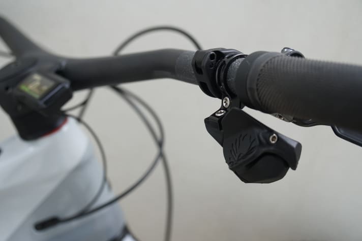 Sram specifies the battery life for the GX AXS with at least 20 hours of riding time for the rear derailleur. The button cell installed in the controller should last for over two years.