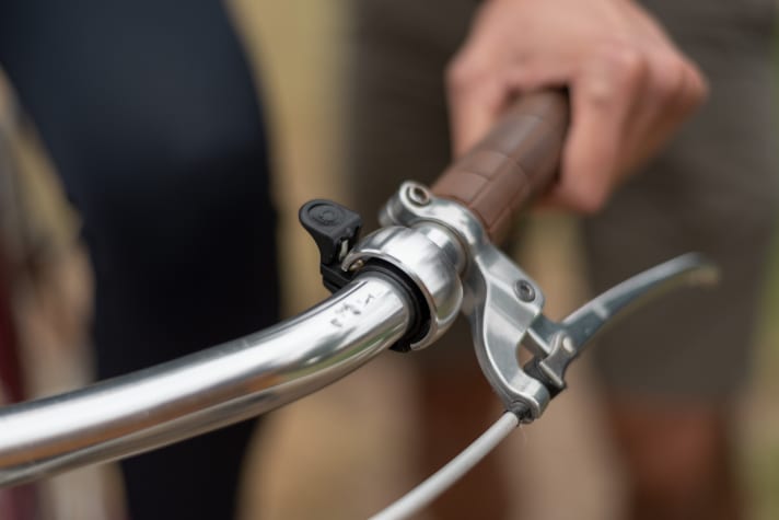 The narrow sound body is made of CNC-milled aluminium. The clamp is made of nylon-reinforced plastic. For all those who like it discreet: the Oi Classic stands out with its slim and subtle look without being obtrusive.