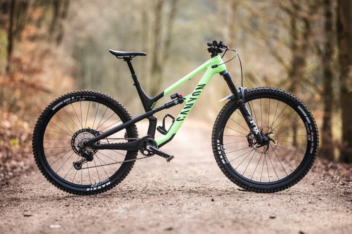   CANYON Spectral 29 CF 8.0  14,1 kg / 161/150 mm / 29" / 4299 Euro¹