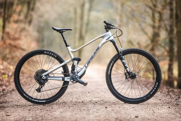   LAPIERRE Zesty AM 6.9 CF  14,8 kg / 152/150 mm / 29" / 3999 Euro