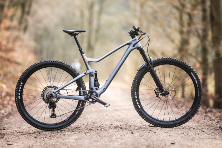   <a href="https://luna.r.lafamo.com/ts/i5533923/tsc?amc=con.blbn.497955.507800.14129791&smc=BIKE&rmd=3&trg=https%3A%2F%2Fwww.fahrrad-xxl.de%2Fscott-genius-920-m000043076" target="_blank" rel="noopener noreferrer">SCOTT Genius 920</a> * 13,7 kg / 152/154 mm / 29" 5299 Euro Anmerkung: Das Scott Genius 930 für 4299 Euro war nicht verfügbar, wir mussten auf ein teureres Modell ausweichen, das hier jedoch deutlich unseren Preisrahmen sprengt.