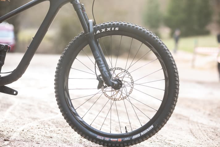   Die TRX 2 Carbon-Laufräder drücken das Gewicht und lassen sich sehr gut beschleunigen. Auch die Pike Select-Gabel (1808 Gramm) funktioniert sehr feinfühlig auf dem Trail.