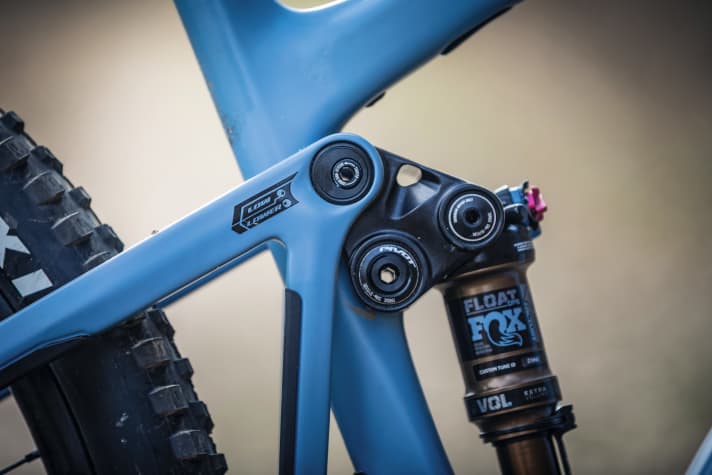   For greater riding safety, the bottom bracket of the Pivot Trail 429 can be lowered by almost one centimetre using a flip chip.