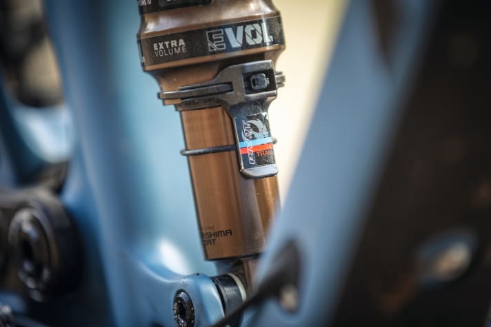   Trail or Sport, red or blue? The SAG display gives a good indication of the suspension setup on the Pivot Trail 429.