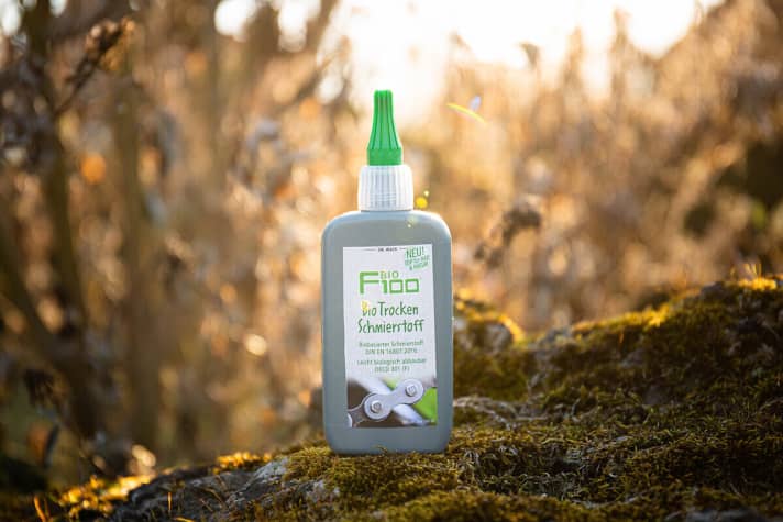   The dry and flexible protective layer of the <a href="https://www.awin1.com/cread.php?awinmid=11768&awinaffid=471469&clickref=B+F100+Bio+Ketten%C3%B6l&ued=https%3A%2F%2Fwww.rosebikes.de%2Ff100-bio-kettenol-2695625" target="_blank" rel="noopener noreferrer">F100 organic dry lubricant</a>* is said to be particularly dirt and water repellent and non-shedding. Available in a 100 millilitre dropper bottle. Price: approx. 15 euros.