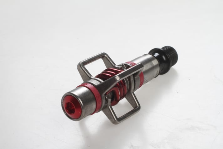 Low weight and minimal contact area: With the stiff soles of race shoes, you can also reach for such minimalist pedals as <a href="https://www.awin1.com/cread.php?awinmid=11768&awinaffid=471469&clickref=B+Pedal+Crankbrothers+Eggbeater&ued=https%3A%2F%2Fwww.rosebikes.de%2Fcrankbrothers-pedal-eggbeater-2-485217" target="_blank" rel="noopener noreferrer nofollow">Crankbrothers Eggbeater</a> *.