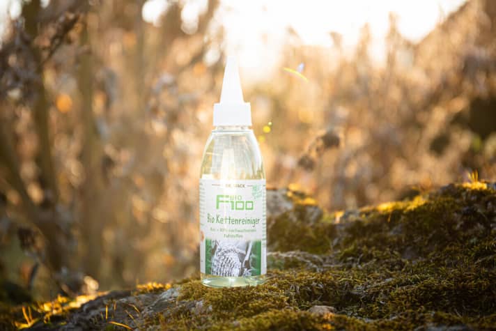   The acid-free F100 organic chain cleaner not only cleans the chain and drive, but also improves the running and shifting properties. The mixture also prevents wear and corrosion. The <a href="https://www.awin1.com/cread.php?awinmid=11768&awinaffid=471469&clickref=B+F100+Bio+Chains%C3%B6l&ued=https%3A%2F%2Fwww.rosebikes.de%2Ff100-bio-kettenol-2695625" target="_blank" rel="noopener noreferrer nofollow">F100 organic chain oil</a> provides the right green lubrication afterwards*.