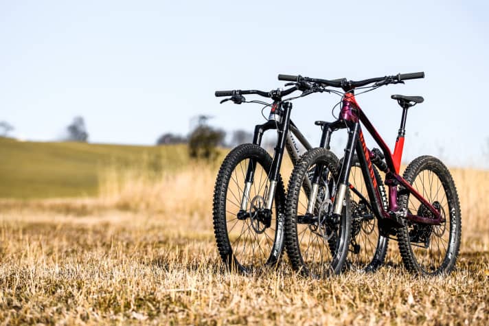   Due to the double bridge construction, the Bandit did not fit into our usual accessory test bikes from Canyon or Rocky Mountain. A Mondraker Superfoxy had to be used, as this bike harmonises well with the Bandit thanks to its short head tube. The differences in geometry and travel between the two test bikes outweighed the rather small differences between the two forks.