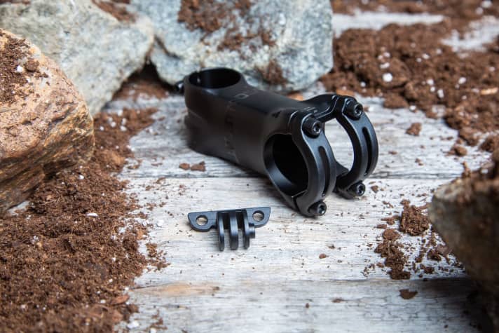   Die GoPro-Halterung kann man auch für die Befestigung von Lampen verwenden.