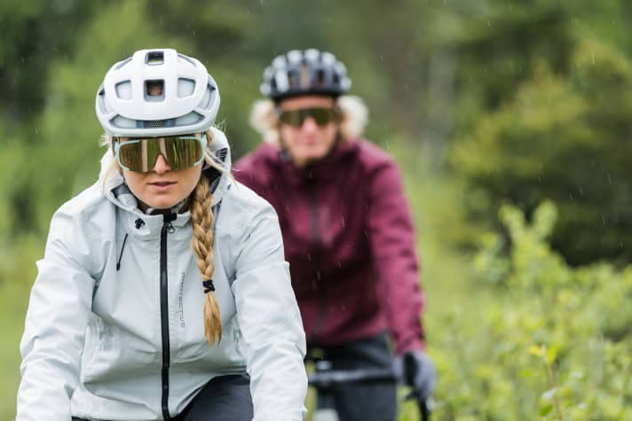   With a lined, roll-up hood, adjustable cuffs, back and inside pockets and a low weight, the P-New Age not only protects you from the rain, but is also comfortable and can be stowed away in your rucksack or jersey pocket after a downpour.