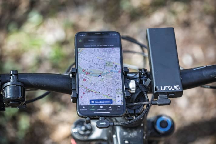  Zusatztanks: So schön und klar das helle Telefon-Display am Lenker ist – ohne Zusatz-Power kommt man nicht weit, weil auch das GPS-Modul kräftig am Akku saugt.