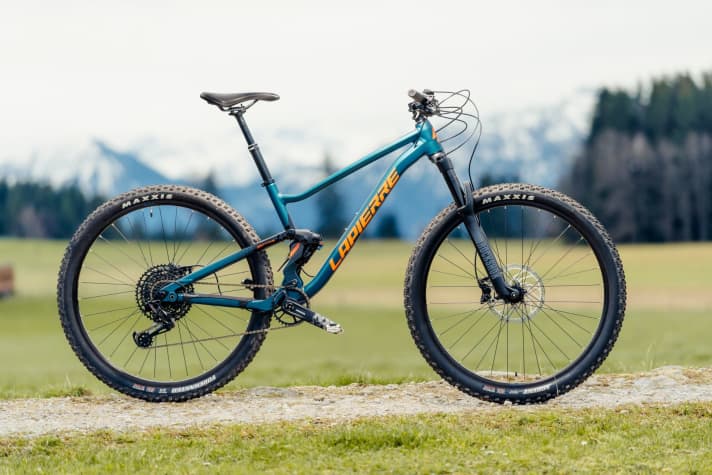 The rear suspension on mountain bikes not only increases riding comfort, but also provides more grip and fun downhill.