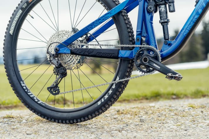   The latest Shimano XT drivetrain (M8100) belongs to the upper mid-range and is a reliable classic, even on modern mountain bikes.
