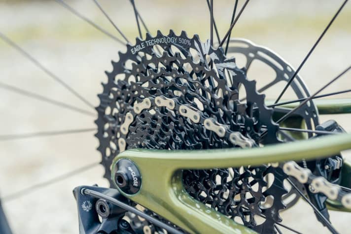   Bei Sram steht der Zusatz „Eagle“ immer für eine 1x12 Schaltung. Auch bei Shimano haben von der Deore bis zur XTR alle MTB-Schaltungen mittlerweile 12fach-Kassetten. Nur die beiden elektronischen Shimano Di2-Schaltungen schalten noch 11fach.