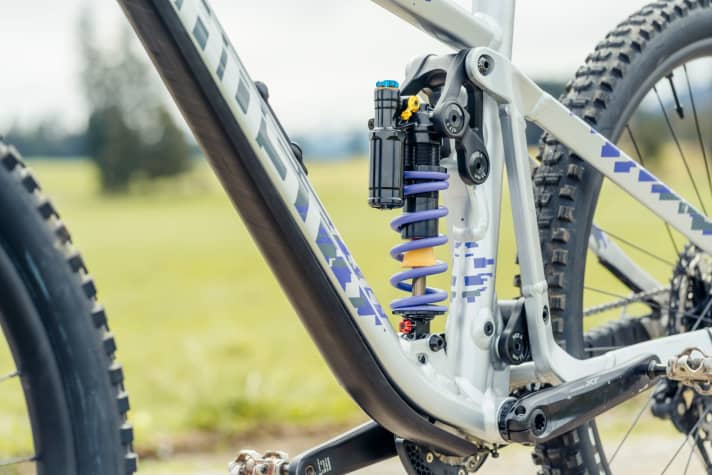 Shock absorbers with steel springs dampen a little more sensitively than air suspension elements, but are usually also significantly heavier.