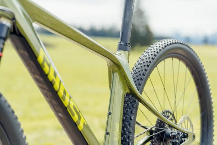 Carbon frames used to be found exclusively in expensive high-end bikes, but today they are also used in the mid-price segment with simpler carbon fibres. Good carbon hardtails are available from around 2000 euros, while good MTB fullys with carbon frames usually cost at least 3500 euros.