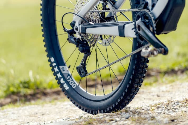 Gears on modern mountain bikes have 1x12 gears. Recognisable feature number 1: the large 12-speed cassette with a gear range of at least 500 percent.