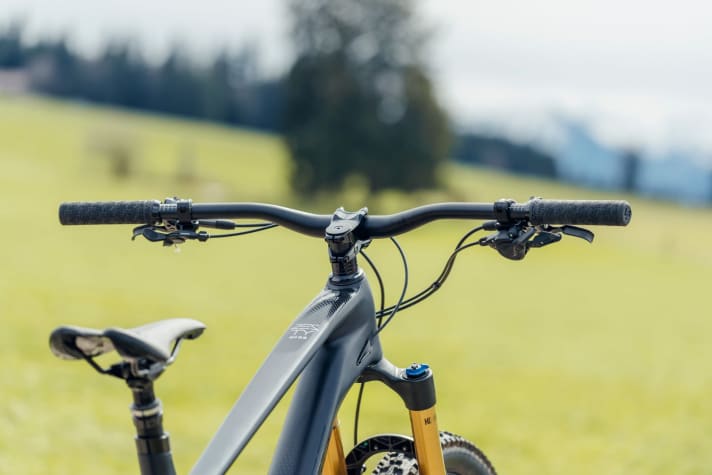 For beginners: more comfortable than sporty. If you sit too stretched out on your bike, you have to pull your head far back on your neck for an unrestricted field of vision. This tense posture often causes neck pain. Pain in the wrist also indicates that the riding position is too sporty. Both problems can be solved with a different cockpit.