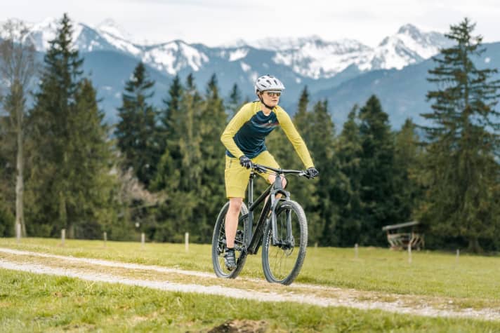 With sporty hardtails from 1200 euros, you can also venture out on longer tours in the mountains.