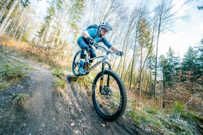 The better rollover behaviour of 29-inch wheels pays off, especially downhill, and offers a noticeable gain in safety.