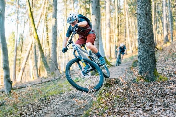 In Abfahrten und auf technischen Trails spielen Fully-Mountainbikes ihre Vorteile gegenüber Hardtails aus.
