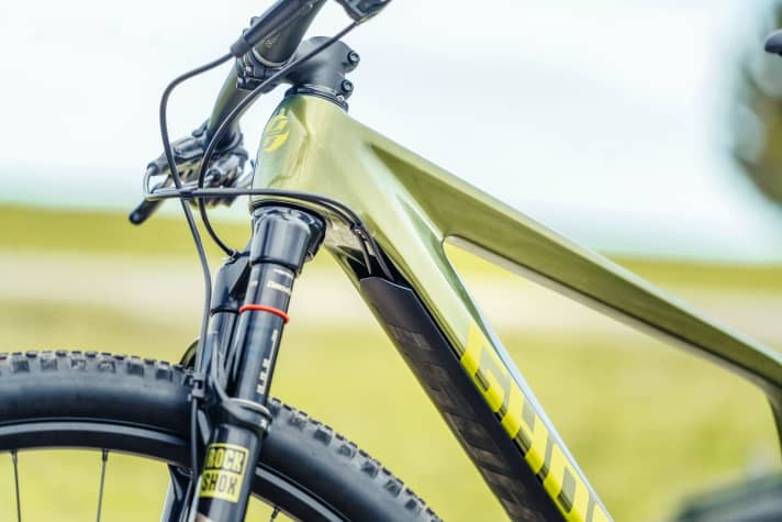 Die Züge verlaufen versteckt unter einer Abdeckung am Unterrohr. Das erleichtert die Wartung des Bikes.