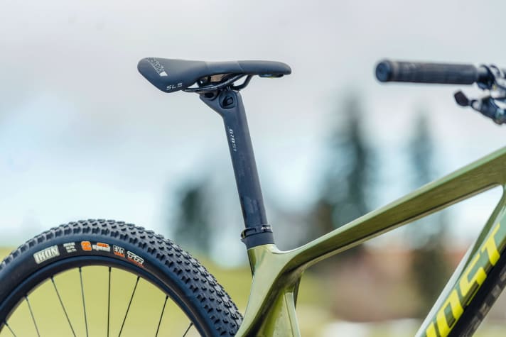 From the 3499 euro Advanced model upwards, an integrated telescopic support replaces the rigid support.