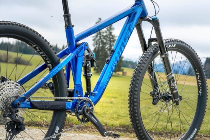 Most mountain bikes are fitted with air suspension elements. When it comes to suspension forks and shocks, it is worth investing a little more money and opting for better components. This is because the differences in function are sometimes enormous.