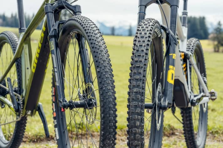 The variety of different profiles, rubber compounds and carcasses for MTB tyres is huge. On the left a light, fast tyre for sporty bikes, on the right a wide, chunky tyre for enduro use.