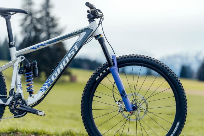   The steering angle is one of the most important parameters in MTB geometry. It describes the inclination of the fork and is between 63 and 65 degrees on modern enduro bikes.