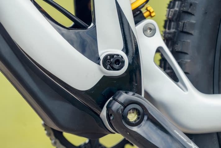 Gerade bei Enduro-Mountainbikes hat man immer öfter die Wahl, ob man vorne ein 29-Zoll-Rad fährt und hinten ein kleineres 27,5er – also als Mullet-Bikes. Dafür muss man oft nur einen Flipchip am Rahmen umschrauben, damit die Geometrie angepasst wird.