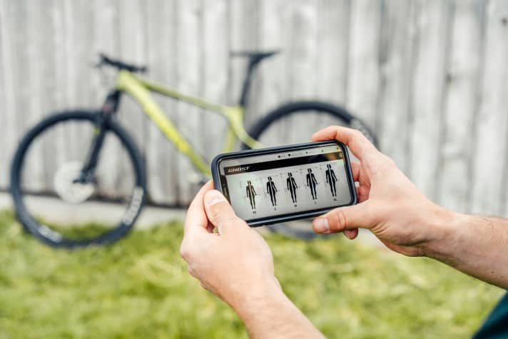   Manche Hersteller bieten ihre Mountainbikes nur in drei Größen an, andere in fünf oder sechs Rahmenhöhen. Die Maße zur Schrittlänge in den Geometrie-Tabellen helfen Ihnen dabei, die passende Größe zu finden.