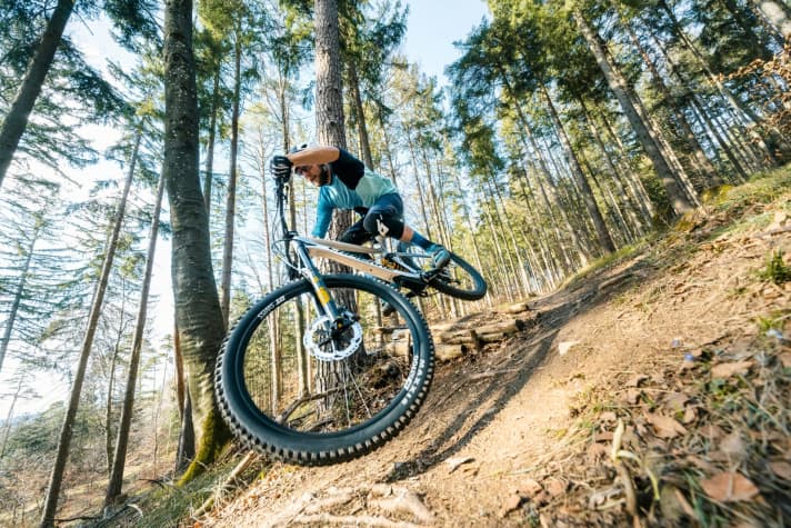 Jumps, bike park routes and technical trails: this is where you really feel at home on an enduro mountain bike.