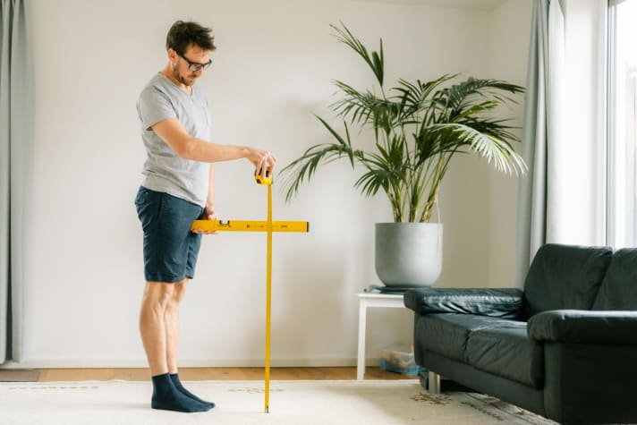   Zum Messen der Schrittlänge benötigt man eine Wasserwaage und ein Maßband bzw. einen Zollstock. Ziehen Sie die Wasserwaage im Schritt nach oben, bis sich ein spürbarer Druck entsteht. Richten Sie nun die Wasserwaage waagrecht zum Boden aus. Nun können Sie ihre Schrittlänge vom Fußboden bis zur Oberkante der Wasserwaage abmessen.