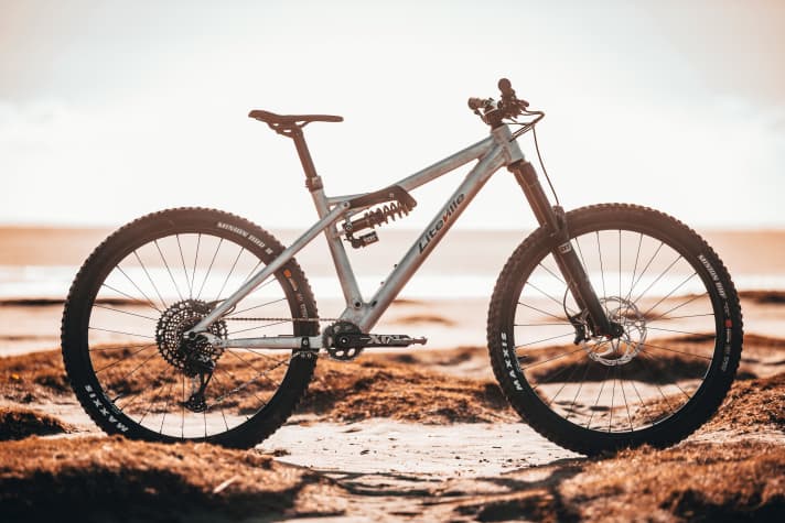   In BIKE 6/21 hatten wir das <a href="https://www.bike-magazin.de/a/4524054" target="_blank" rel="noopener noreferrer nofollow">Liteville 301 MK 15</a>  als 29-Zoll-Version für 7200 Euro im BIKE-Test. 27,5-Zoll-Laufräder, 29er oder doch lieber beides im Mullet-Setup? Vor dieser Frage stehen viele Mountainbiker, wenn sie sich ein neues Rad anschaffen wollen. Wer sich für die 15. Ausbaustufe des Liteville 301 entscheidet, hat dieses Problem nicht: Dank der verstellbaren Kettenstreben und einer austauschbaren Lagerschale im Steuerrohr hat der Kunde die freie Wahl zwischen den drei Varianten.