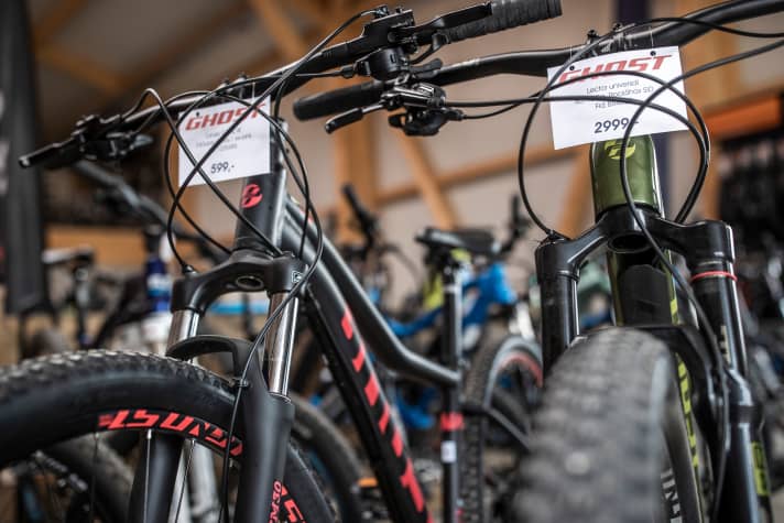 Bei gut sortierten Fachhändlern kann man vor dem Bike-Kauf verschiedene Modelle von unterschiedlichen Bike-Firmen vergleichen und Probe fahren.