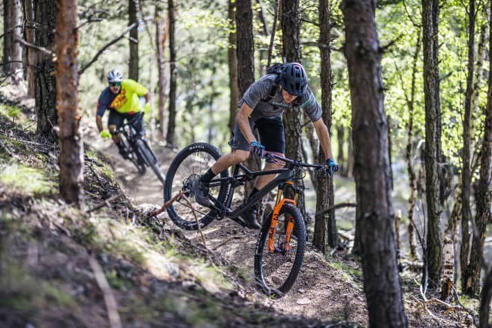 Weniger Gewicht, mehr Spaß: Sind Down-Country-Bikes, also aufgemotzte Racefullys, die besseren Trailbikes? Das klärt unser Test mit Modellen ab 3800 Euro. Ab Seite 22