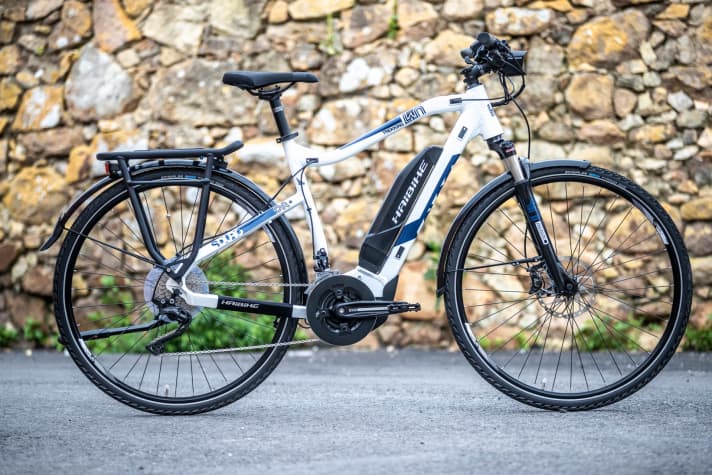 Trekking e-bikes are equipped with mudguards, lights and a pannier rack.