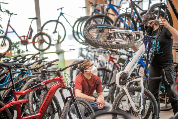 Unter 2500 Euro gibt’s kein gutes E-Mountainbike. Für ein Fully muss man mindestens 3500 Euro ausgeben. Bei vielen Marken deutlich mehr.