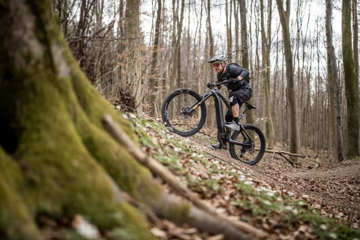 Despite the downhill orientation of the E-Enduro bikes, this does not mean that they are always at a disadvantage on the climbs.