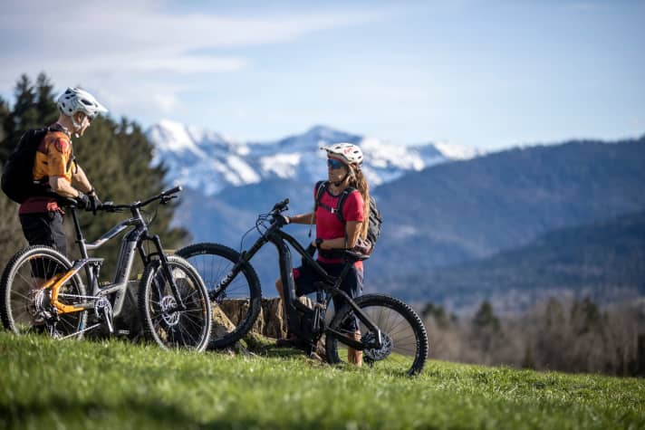 Ein Federweg zwischen 120 und 140 Millimetern zeichnet diese Art von E-Mountainbikes aus.