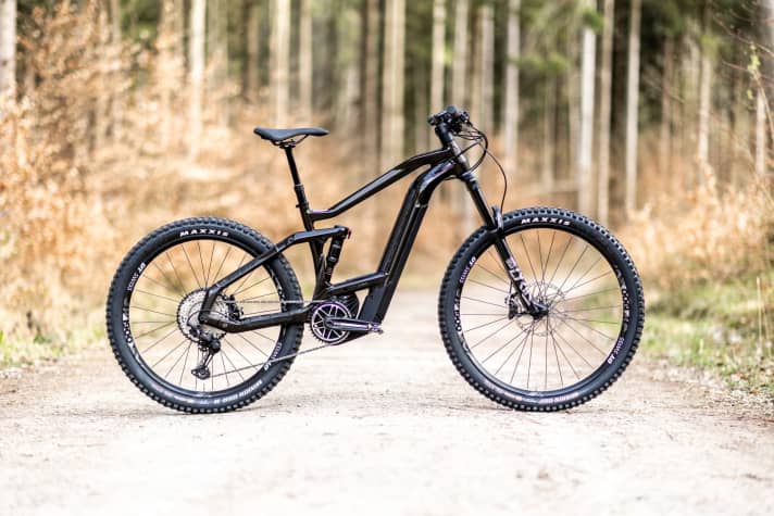 150 bis 160 Millimeter Federweg, Mischbereifung (MX-Aufbau) und eine sportliche Geometrie: So sehen die E-MTBs der All-Mountain-Klasse aus.