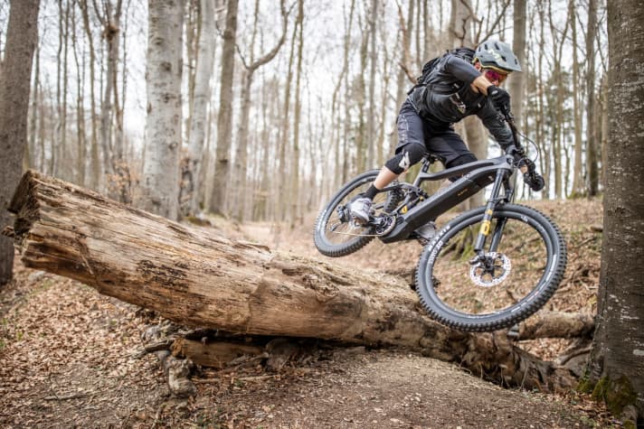 Airtime and drops: the showpiece discipline of <a href="https://luna.r.lafamo.com/ts/i5533923/tsc?amc=con.blbn.497955.507800.14129791&smc=BIKE&rmd=3&trg=https%3A%2F%2Fwww.fahrrad-xxl.de%2Ffahrraeder%2Fe-bike%2Fe-bike-mtb%2Fe-bike-enduro%2F" target="_blank" rel="noopener noreferrer">E-MTB enduro bikes</a> *.
