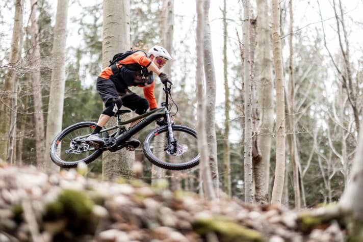   It also rides like one. With the motor/battery unit removed (3.5 kilos), the E-Zesty can even be used as a classic enduro bike without a motor.