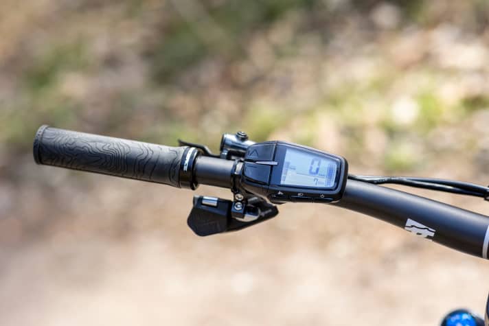   When it comes to the display, there are slimmer and more compact solutions than Yamaha's control unit.