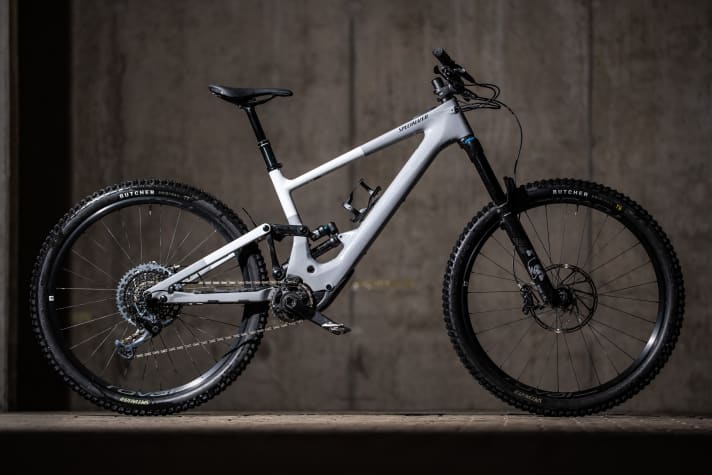   The Kenevo SL Expert in its full splendour. Similarities with the Specialized "Enduro" model are expressly intentional.