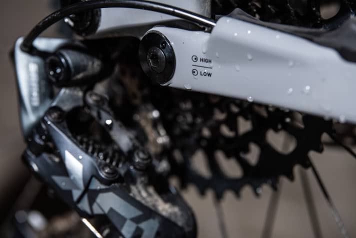   The bottom bracket height can be adjusted using the flip chip on the chainstay. In the low position, the chainstays are slightly longer (447 instead of 442 millimetres) and the angles are even slacker.