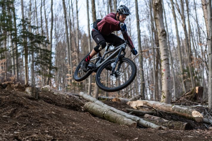   Take off with the Kenevo SL? You're welcome. The bike provides plenty of safety. Landings can also be really rough.