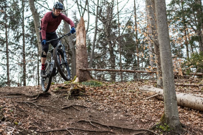   19.1 kilos for a 170-millimetre e-enduro bike? The Kenevo SL remains manageable for an E-MTB with these handling qualities.